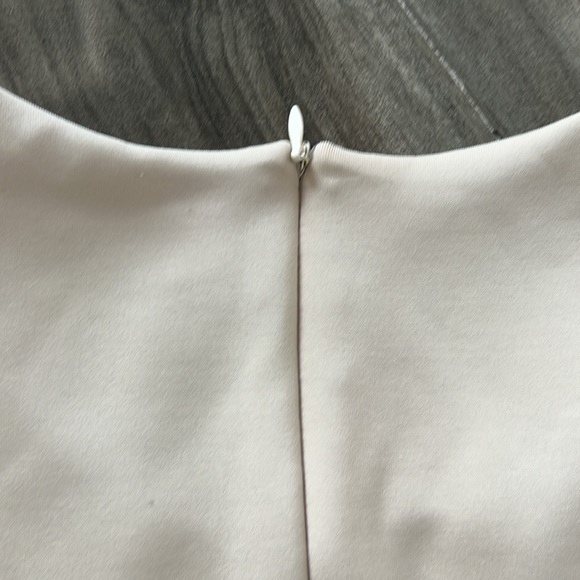 Beautiful cut out flowers detail fitted stretch dress - Picture 11 of 11